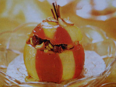 Фотография печеное яблоко с орехами