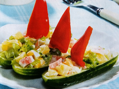 Фото лодочек из огурцов с салатом